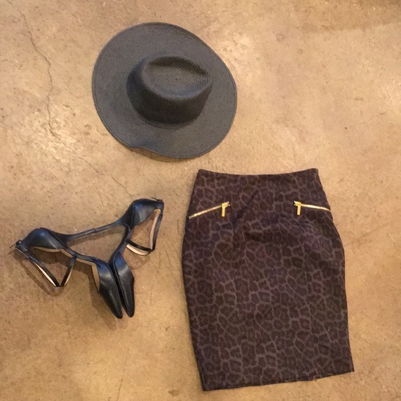 MICHAEL Michael Kors Dresses & Skirts - Michael Michael Kors pencil skirt 🐯